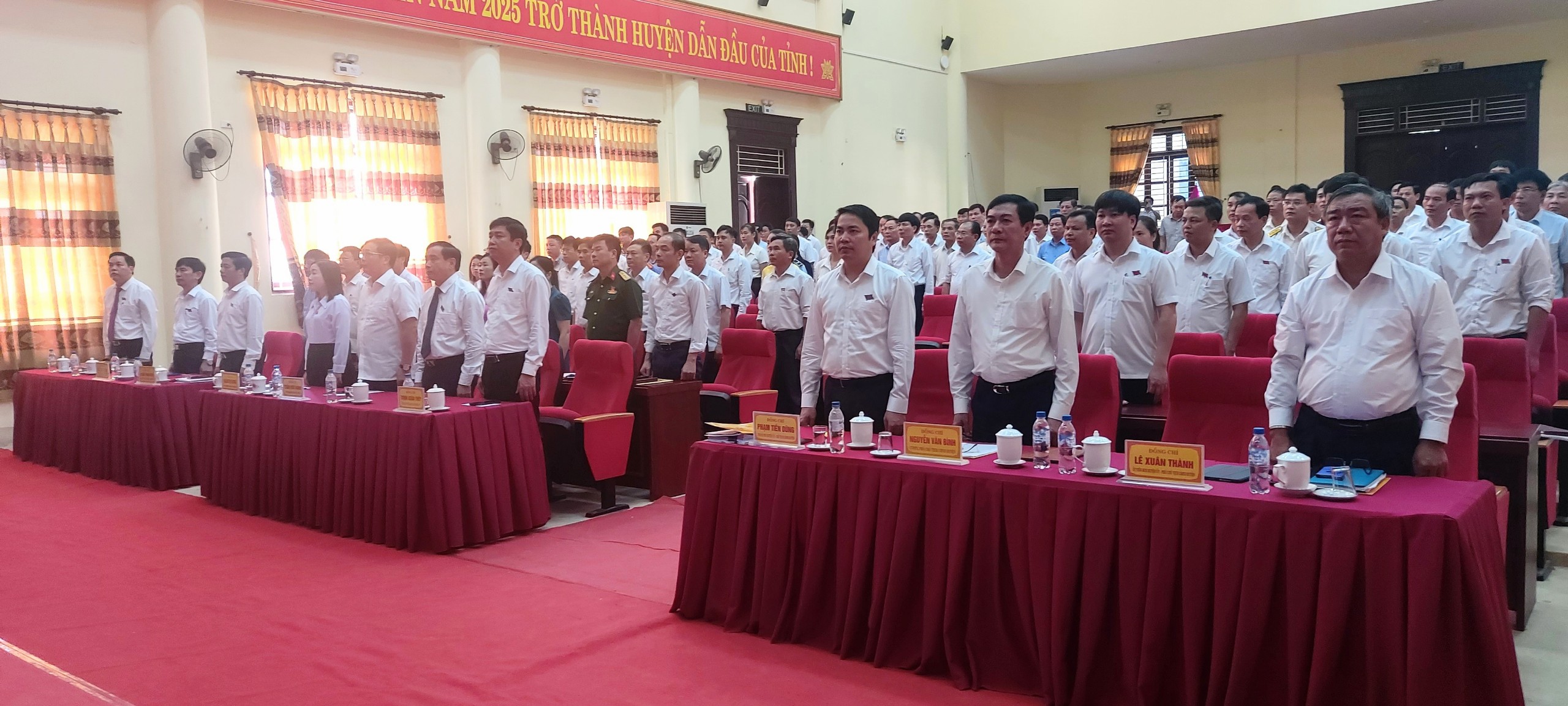 Toàn cảnh đại biểu tham dự kỳ họp.