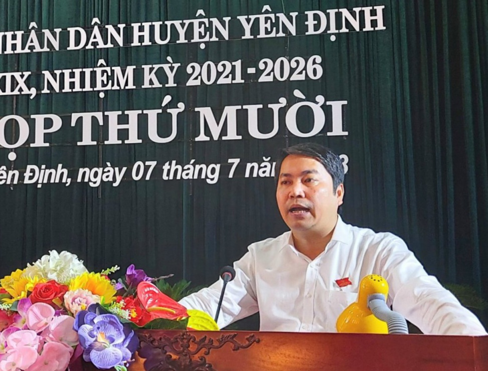 Đồng chí Phạm Tiến Dũng, Phó Bí thư Huyện ủy, Chủ tịch UBND huyện, thay mặt lãnh đạo UBND huyện tiếp thu những ý kiến của các vị đại biểu tại kỳ họp.