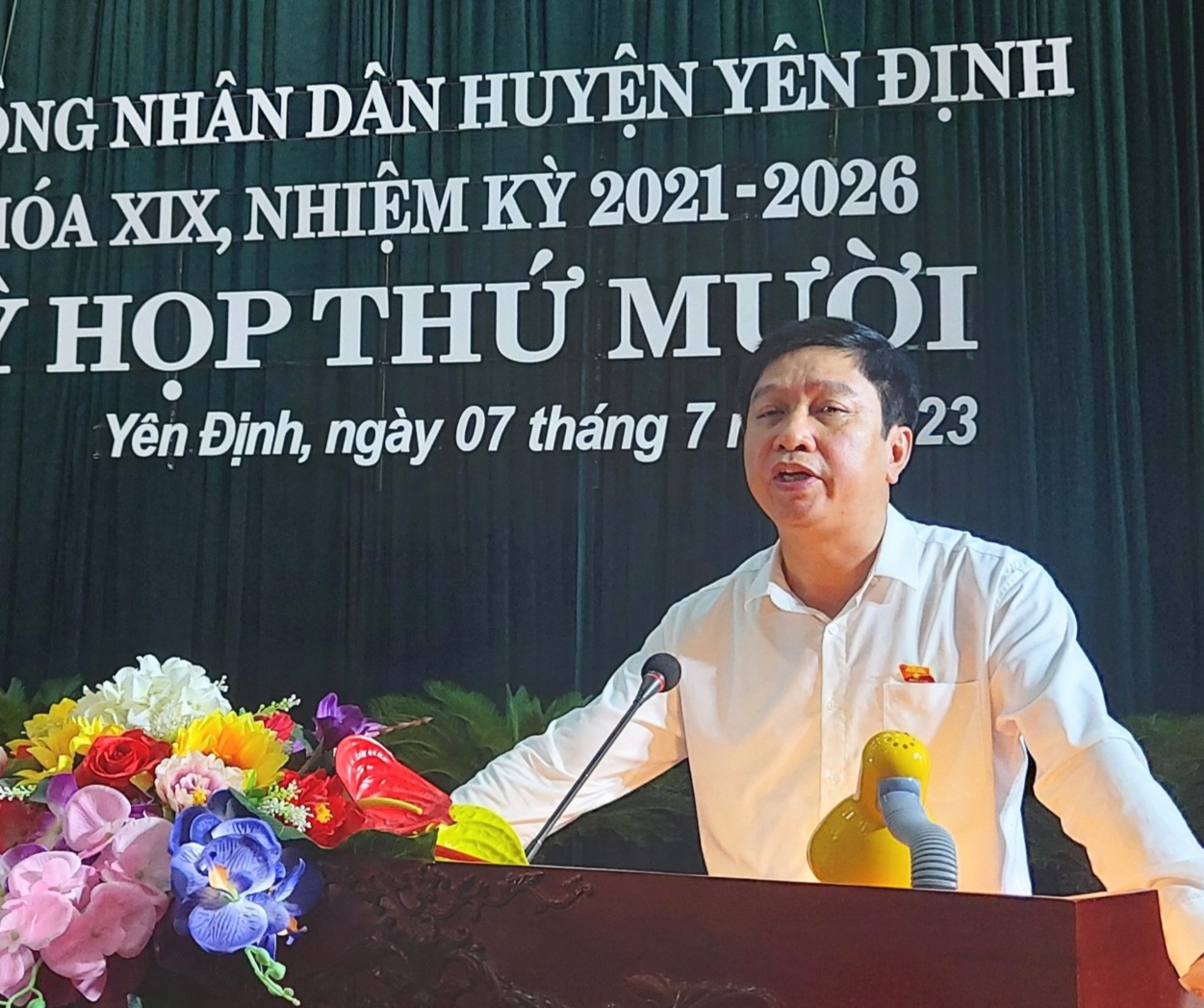 Đồng chí Trịnh Xuân Thúy, Ủy viên Ban chấp hành Đảng bộ tỉnh, Bí thư Huyện ủy, đại biểu HĐND tỉnh tổ số 15, phát biểu tại kỳ họp.