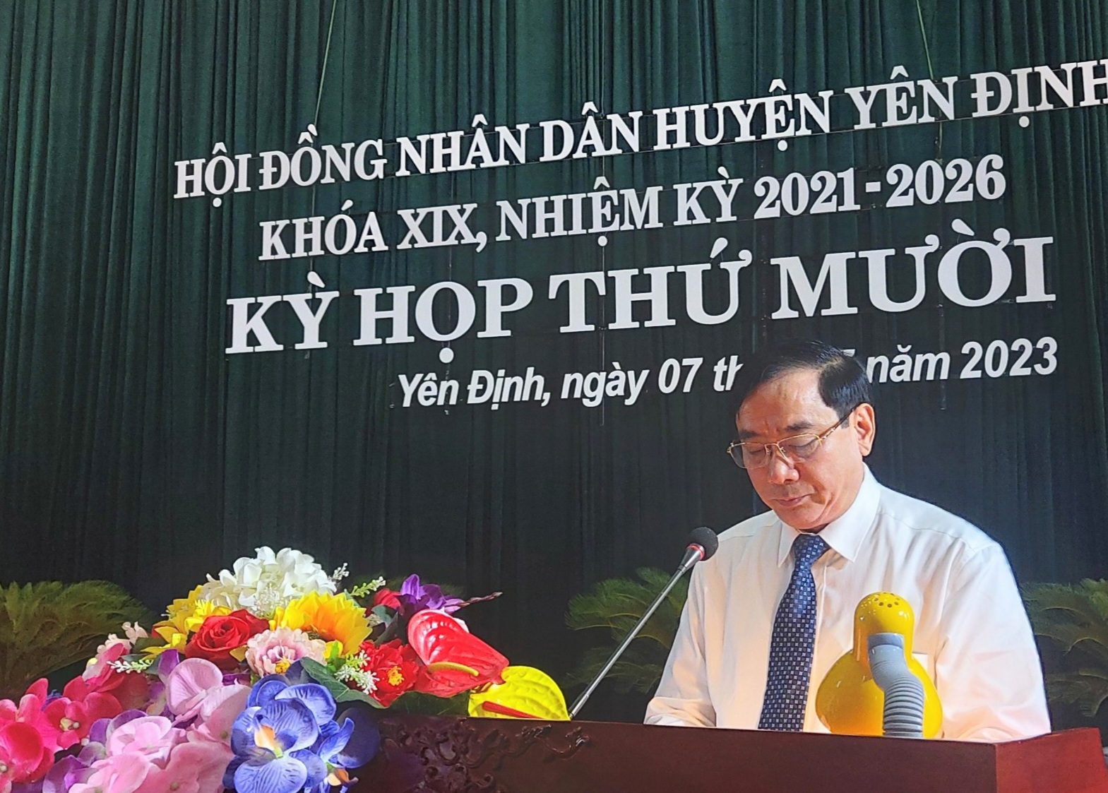 Đồng chí Vũ Ngọc Thưởng, Phó Bí thư Thường trực Huyện ủy, Chủ tịch HĐND huyện, phát biểu bế mạc kỳ họp.
