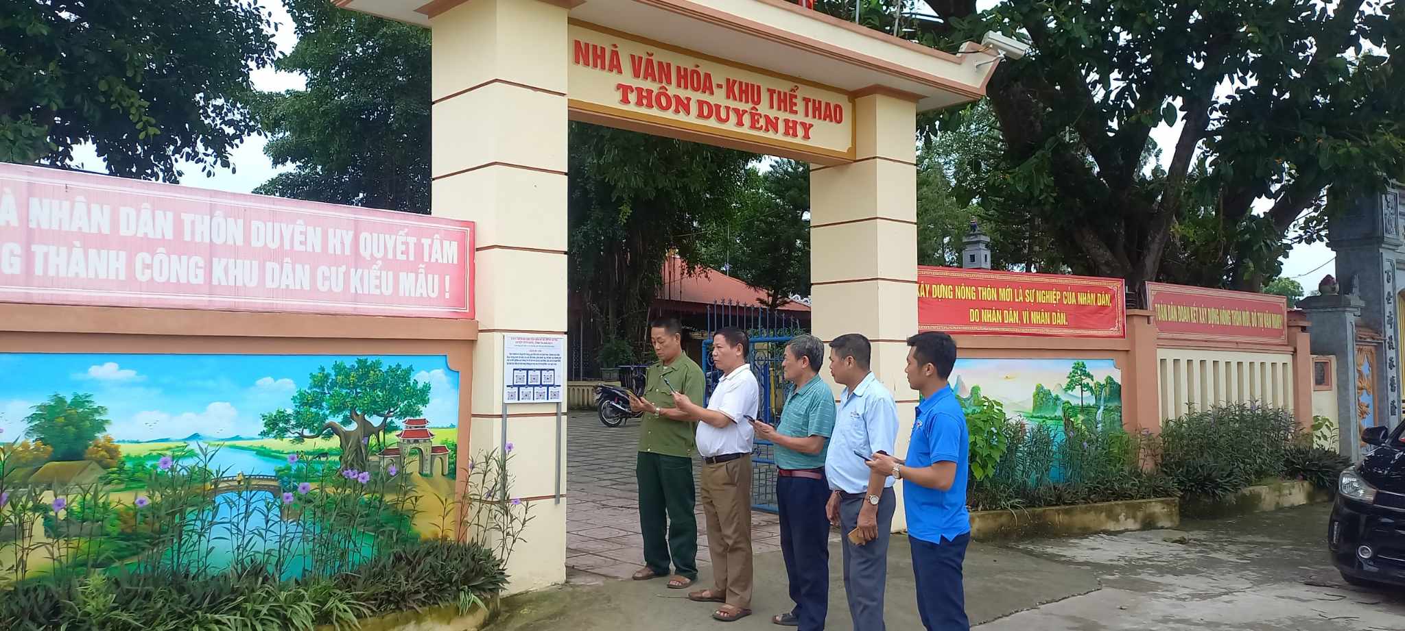 Nhân dân ứng dụng QR code thực hiện các thủ tục hành chính và đời sống.