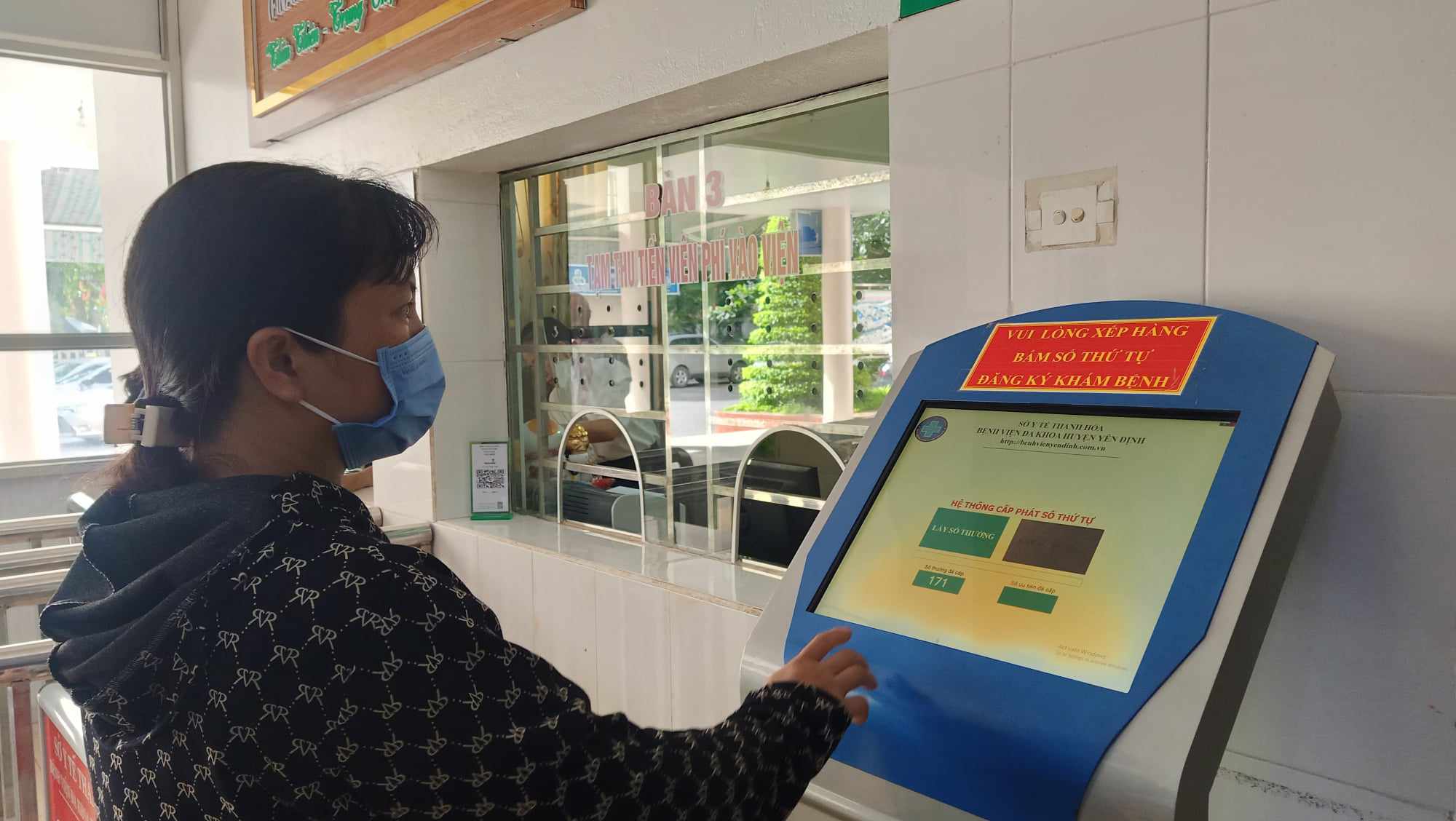 Cây lấy số tự động giúp người dân không phải chờ đợi.
