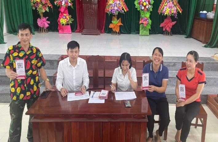 Một số hình ảnh các hộ kinh doanh, dịch vụ trên địa bàn xã được cấp mã QR-Code thanh toán không dùng tiền mặt.