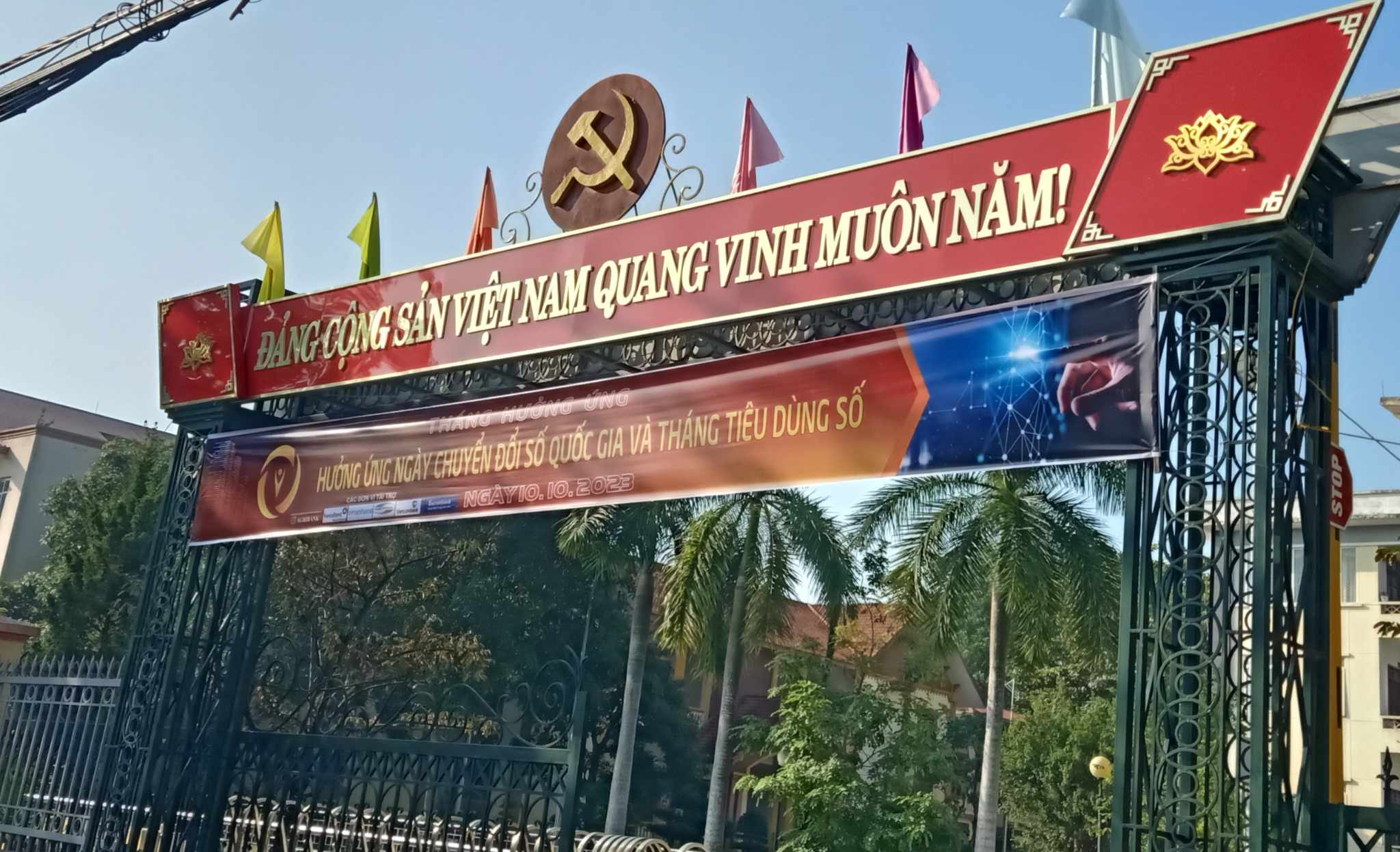 Một số hình ảnh băng rôn tuyên truyền Tháng hành động hưởng ứng Ngày Chuyển đổi số quốc gia 10.10.2023 trên địa bàn huyện.
