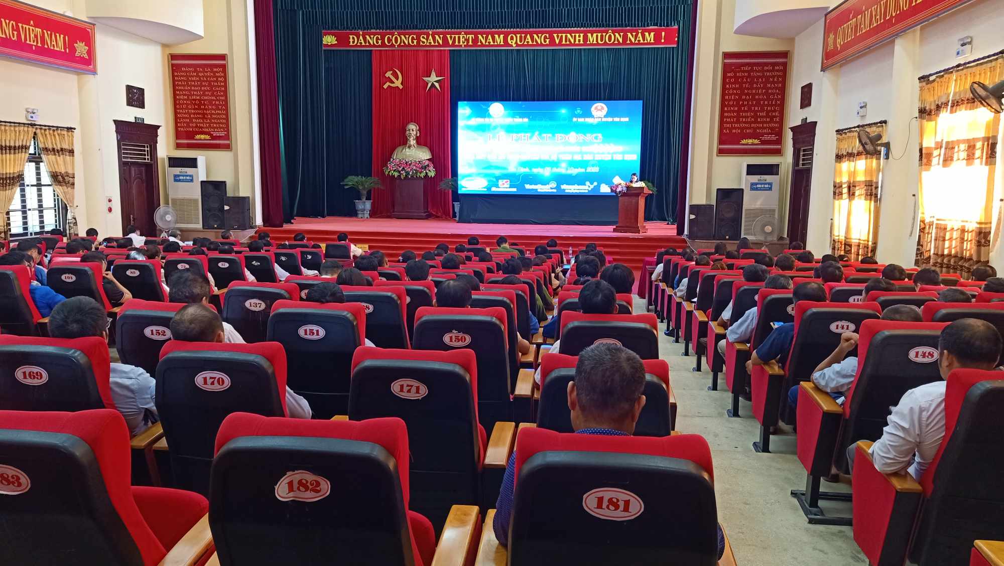 Toàn cảnh lễ phát động.