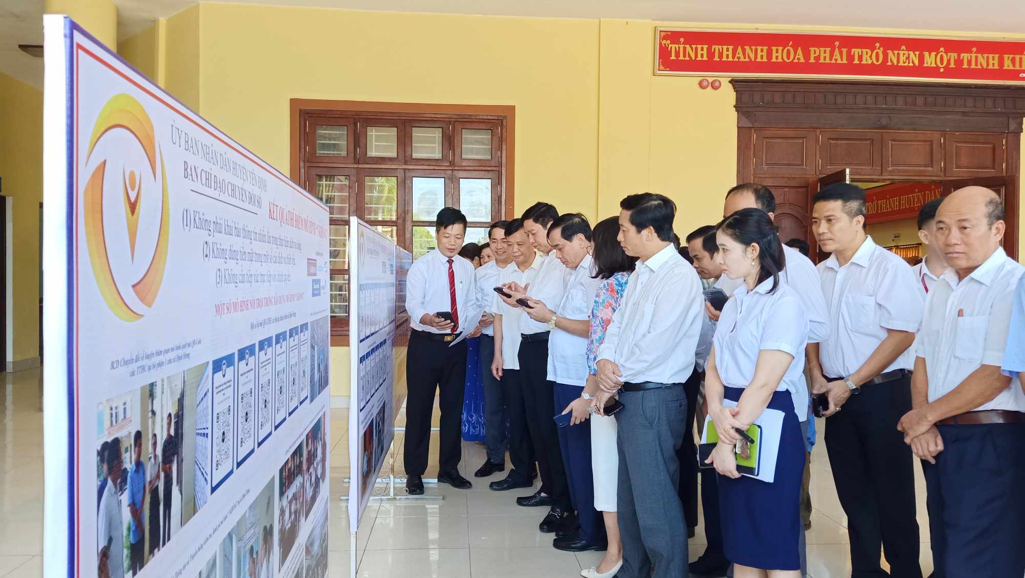 Một số hình ảnh các đại biểu tham quan mô hình CĐS tại lễ phát động.