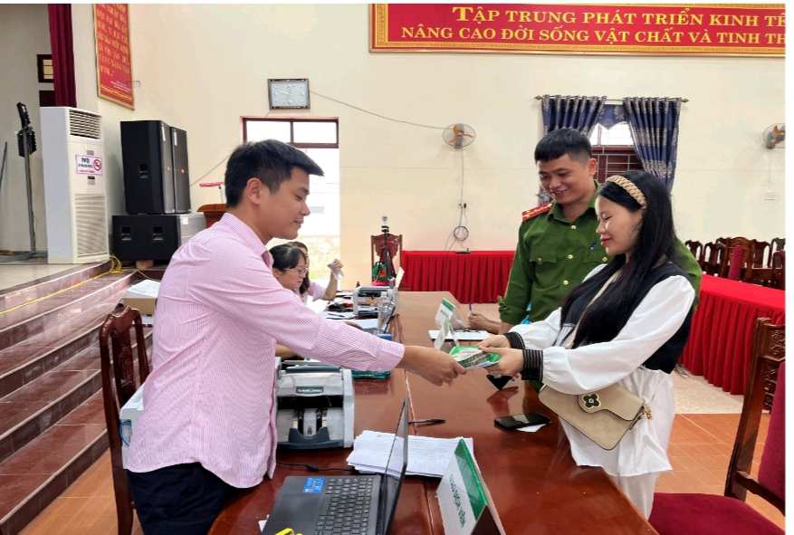 Cán bộ Ngân hàng Chính sách xã hội huyện giải ngân vốn vay cho những khách hàng đầu tiên dành cho người chấp hành xong án phạt tù tại điểm giao dịch xã Định Tăng, huyện Yên Định