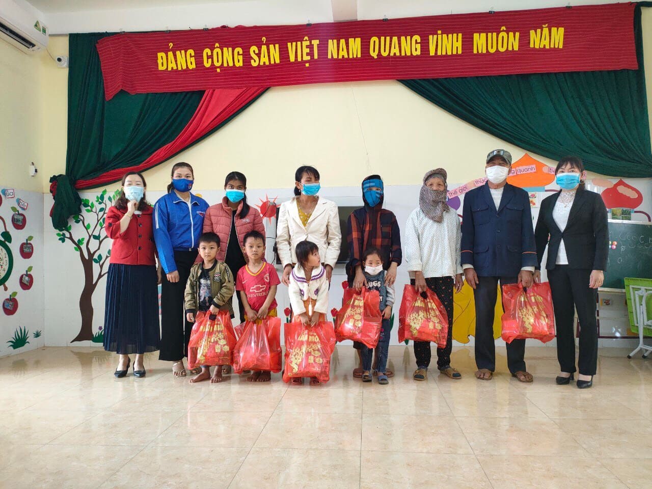 Một số hình ảnh Hội liên hiệp phụ nữ huyện tiếp tục trao quà tết cho phụ nữ và trẻ em có hoàn cảnh đặc biệt khó khăn.
