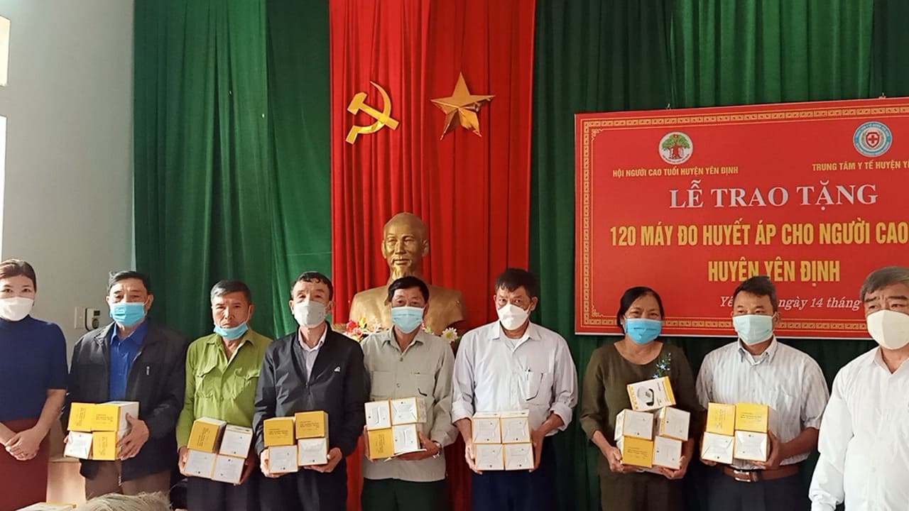 Một số hình ảnh đồng chí Lê Xuân Thành, HUV, Phó Chủ tịch UBND huyện; đại diện trung tâm Y Tế huyện, trao tặng 120 máy đo huyết áp cho người cao tuổi.
