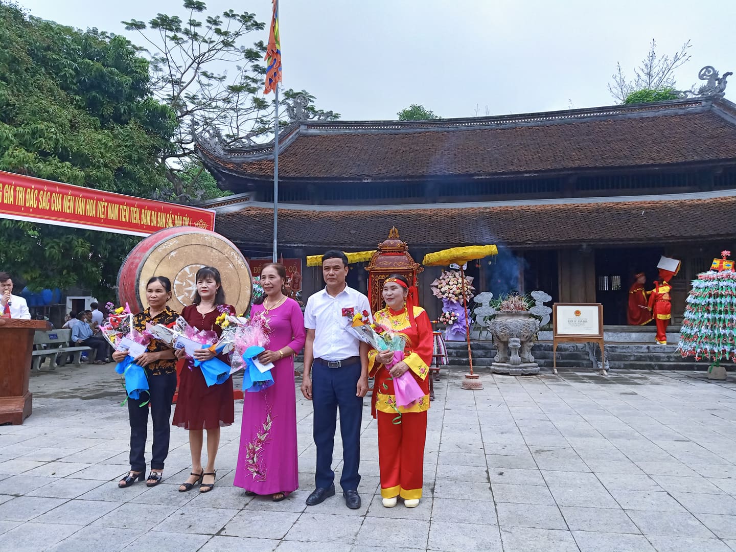 Lãnh đạo địa phương tặng hoa cho các đội văn nghệ.