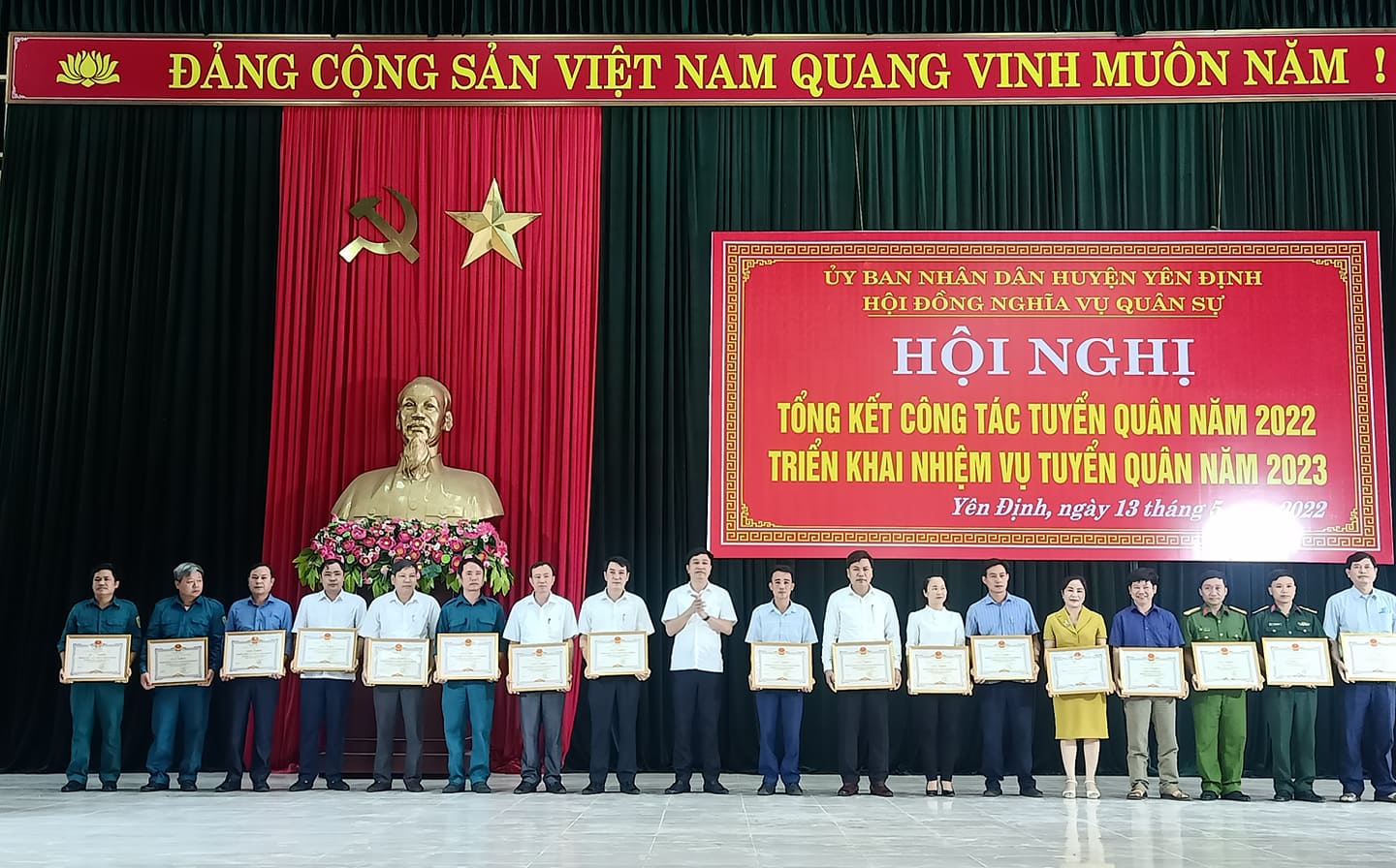 Đồng chí Trịnh Xuân Thúy – TUV, Bí thư huyện uỷ khen thưởng 17 tập thể đạt thành tích trong công tác tuyển chọn và gọi công nhân nhập ngũ năm 2022.