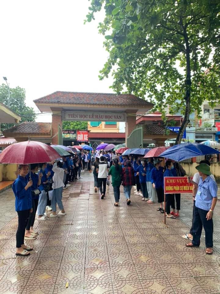 Một số hình ảnh Huyện đoàn tổ chức cho đội thanh niên tình nguyện ra quân tiếp sức mùa thi THPT năm 2022.