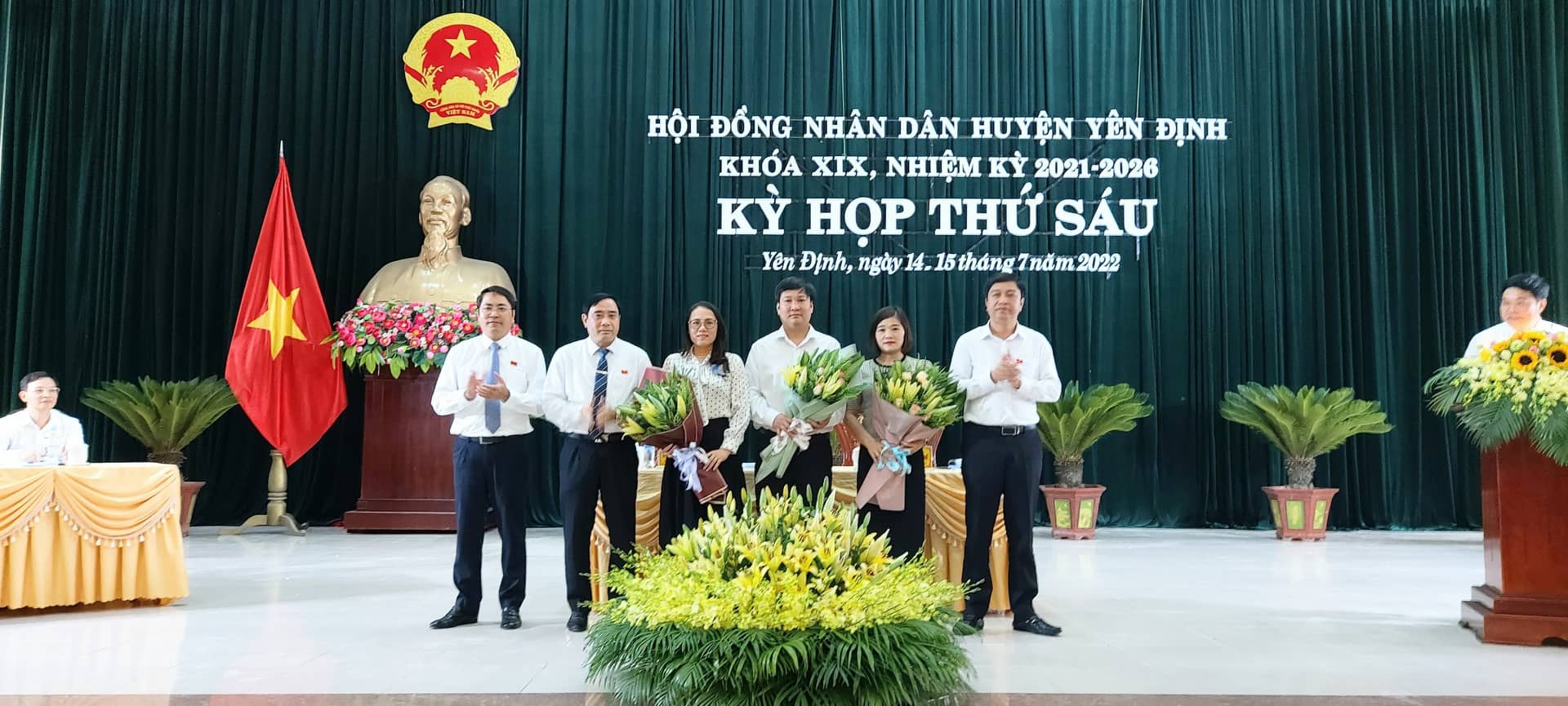 Các đồng chí lãnh đạo huyện tặng hoa chúc mừng các đồng chí được bầu bổ sung Ủy viên ủy ban nhân dân huyện, nhiệm kỳ 2021 - 2026.