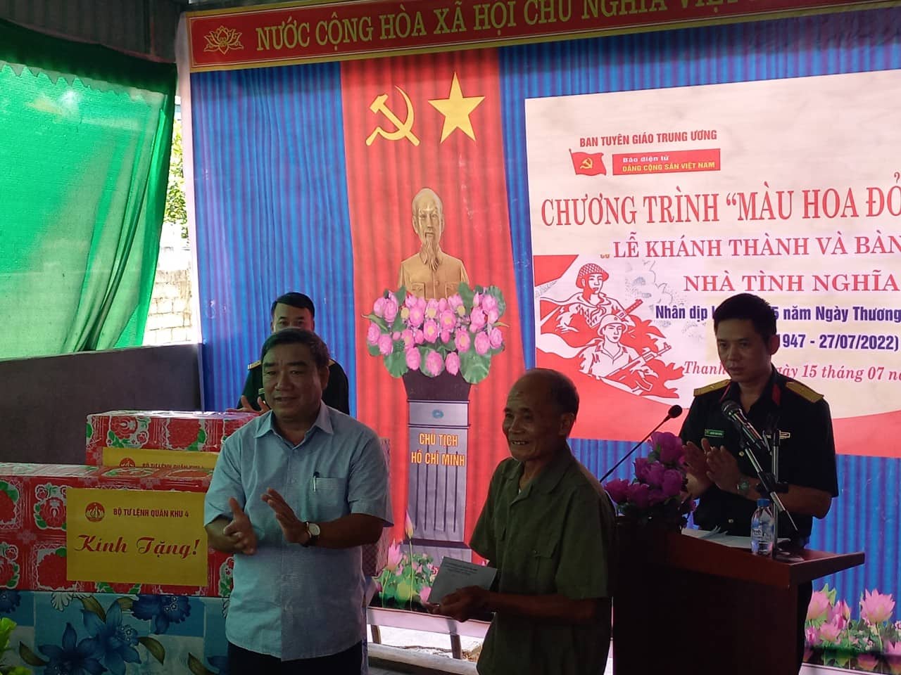 Một số hình ảnh các đồng chí lãnh đạo quân khu 4 và lãnh đạo huyện Yên Định trao tại buổi lễ.