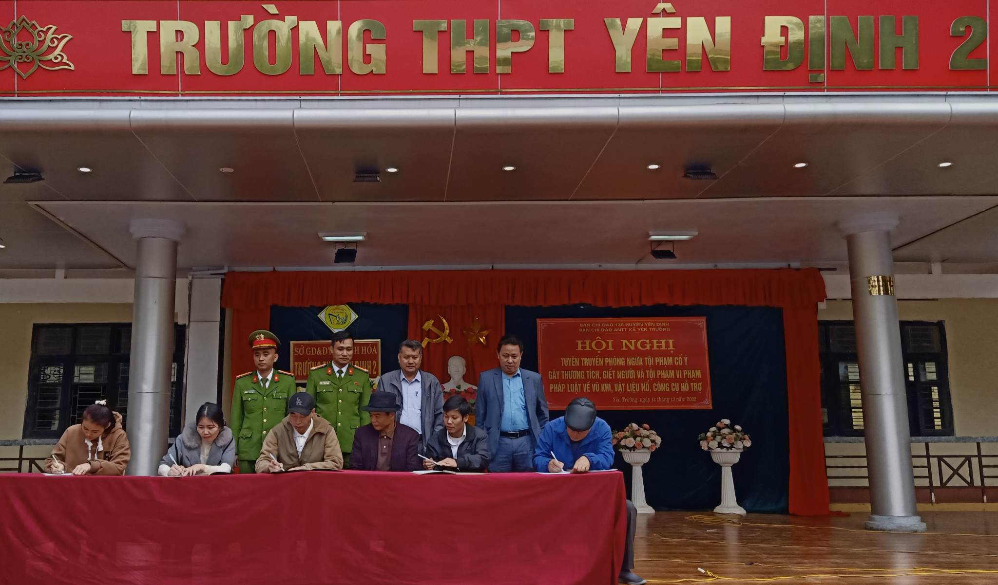 đại diện các hộ sản xuất, kinh doanh trên địa bàn xã ký cam kết.