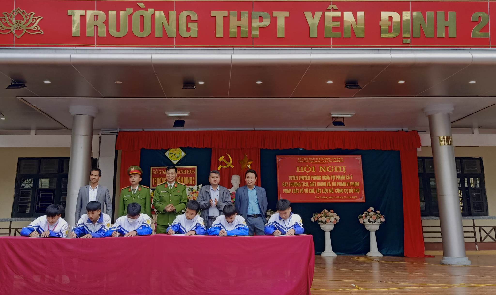 Đại diện các em học sinh trường THPT Yên Định 2 đã ký cam kết.