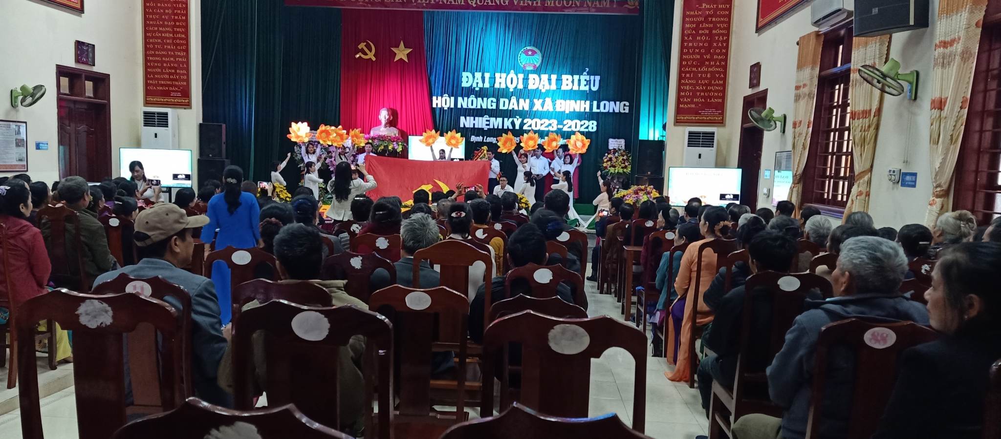 Toàn cảnh đại hộị.