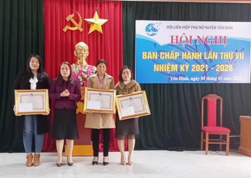 Một số hình ảnh khen thưởng tại hội nghị.
