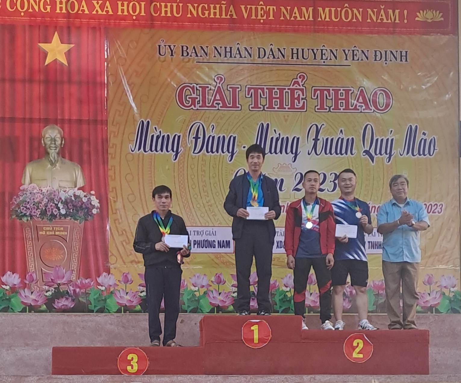 Một số hình ảnh BTC trao giải cho các VĐV, các đội đạt giải.