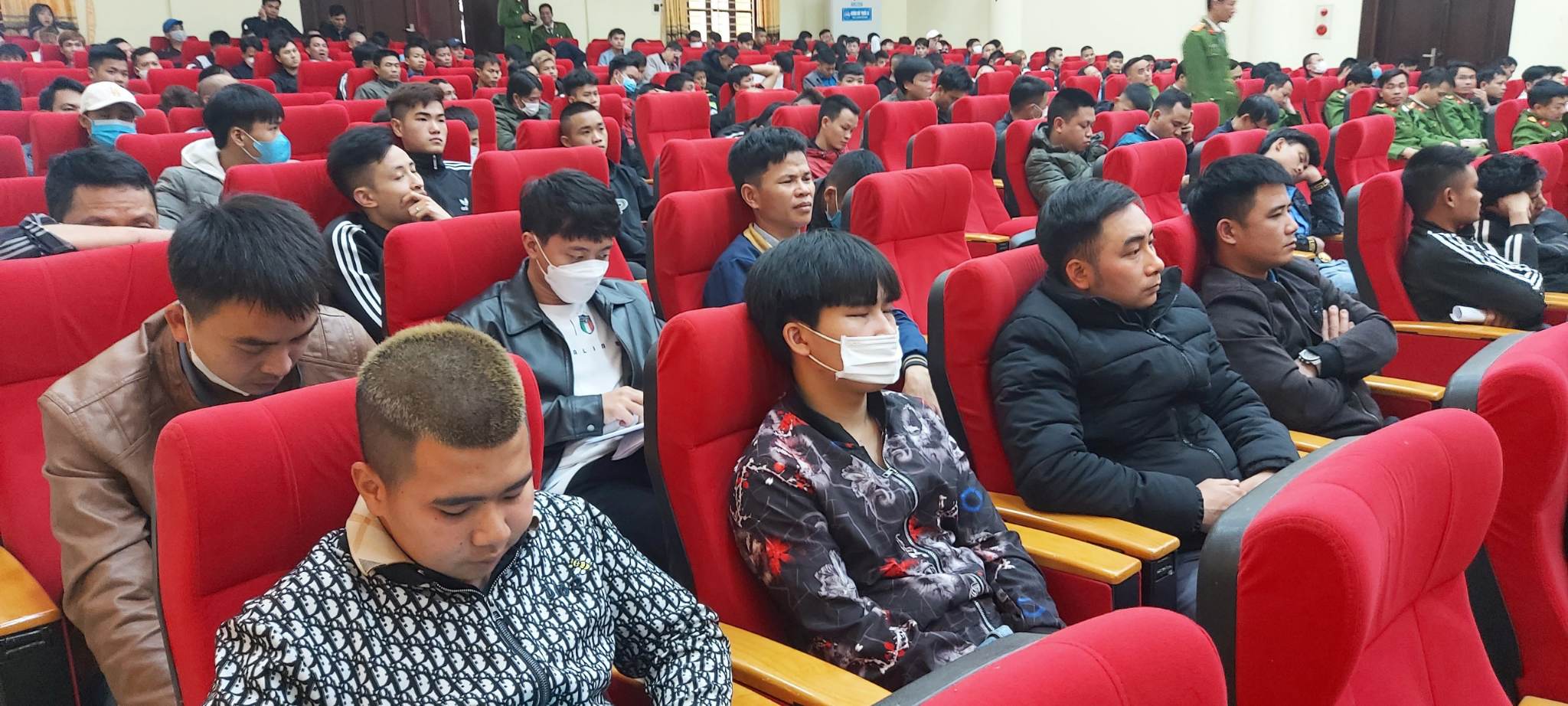 Công dân tham dự hội nghị tuyên truyền.
