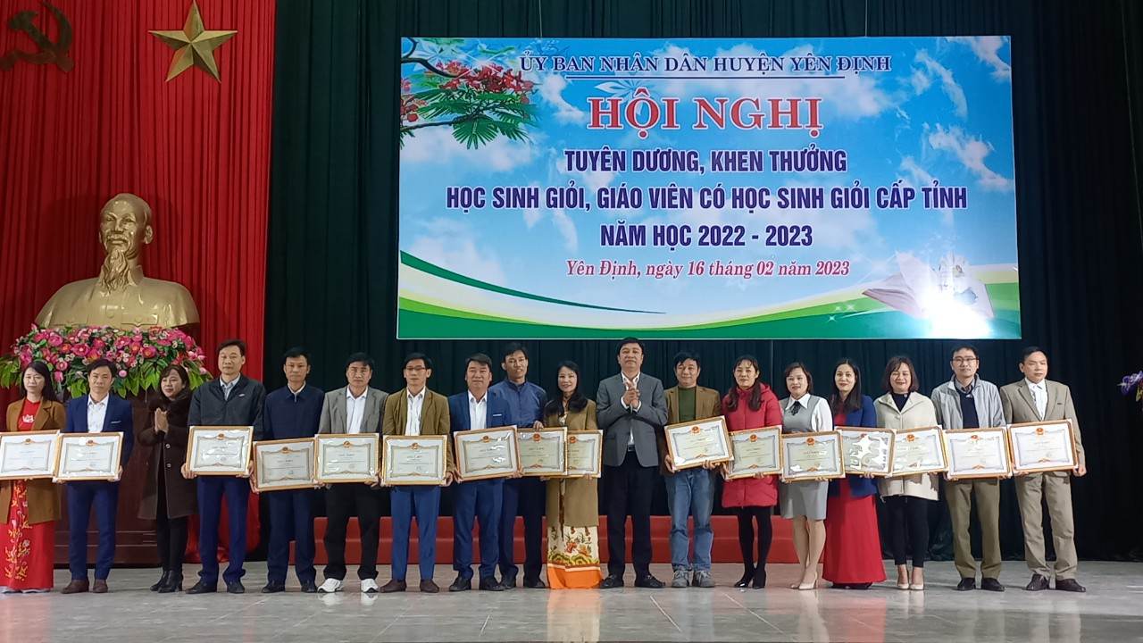 Một số hình ảnh, Các đồng chí lãnh đạo huyện đã khen thưởng học sinh đạt các giải kỳ thi học sinh giỏi cấp tỉnh và giáo viên có học sinh giỏi cấp tỉnh.