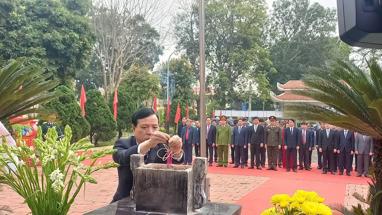 Toàn cảnh đại biểu về dâng hương tại Khu tưởng niệm Bác Hồ, xã Yên Trường. .