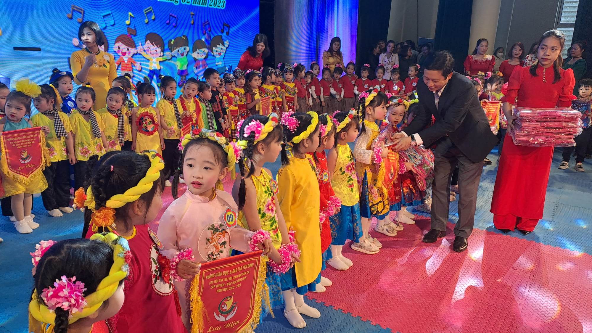 Một số hình ảnh các đồng chí lãnh đạo huyện trao cờ lưu niệm và giải thưởng tại hội thi.