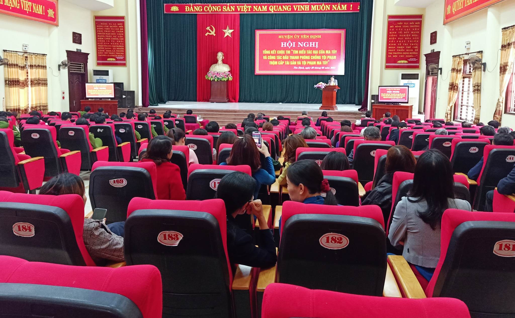 Toàn cảnh hội nghị.