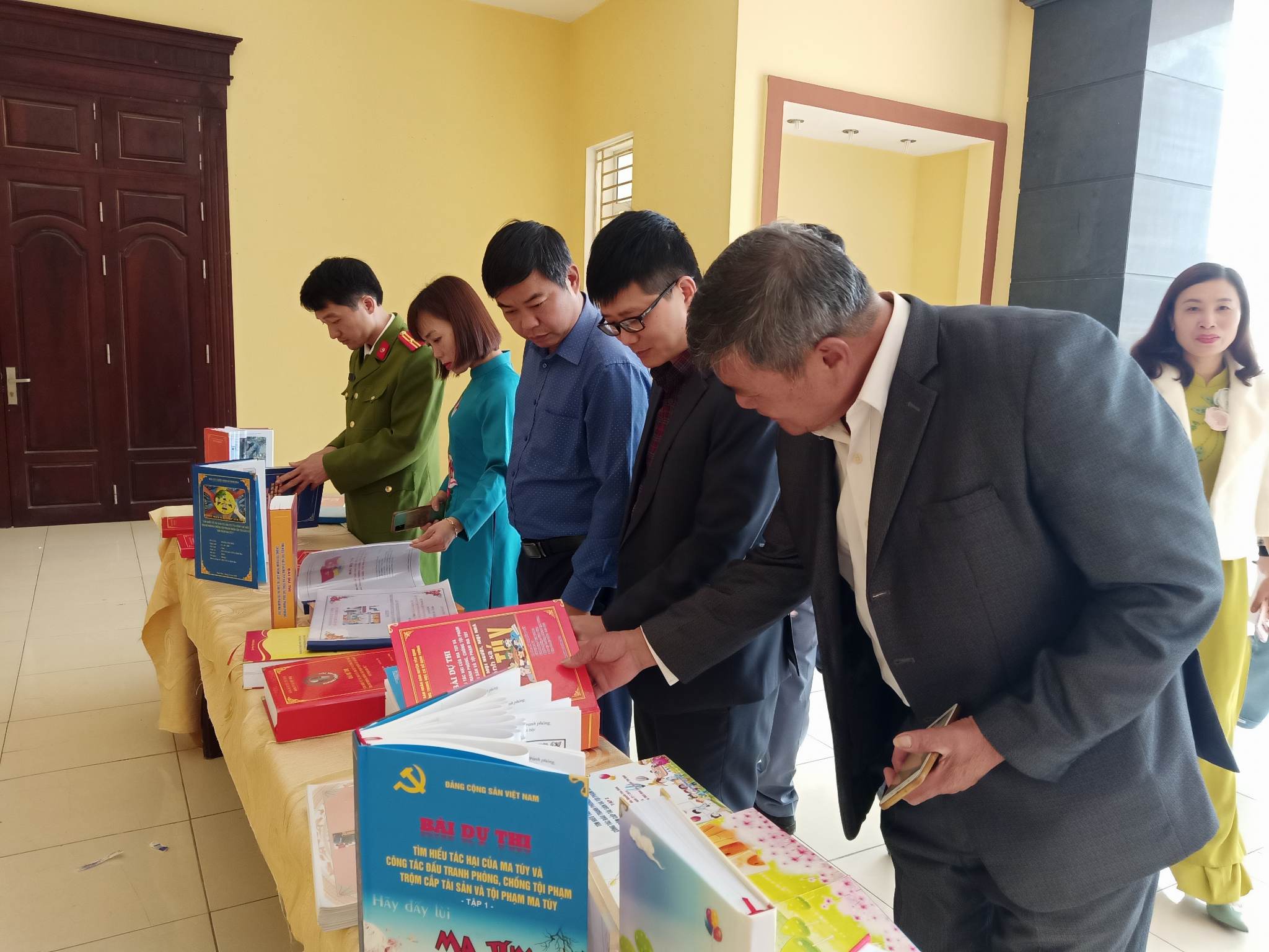 Một số hình ảnh các đại biểu tham quan các tác phẩm tiêu biểu trưng bày tài hội nghị.