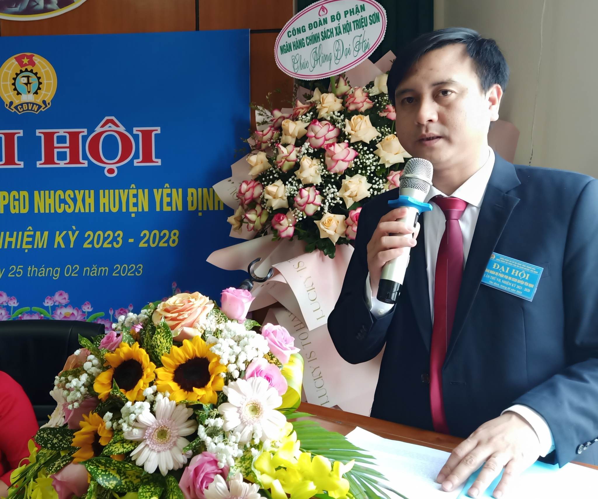 Đồng chí Phùng Bá Hồng - Giám đốc PGD NHCSXH huyện, phát biểu chỉ đạo tại Đại hội.