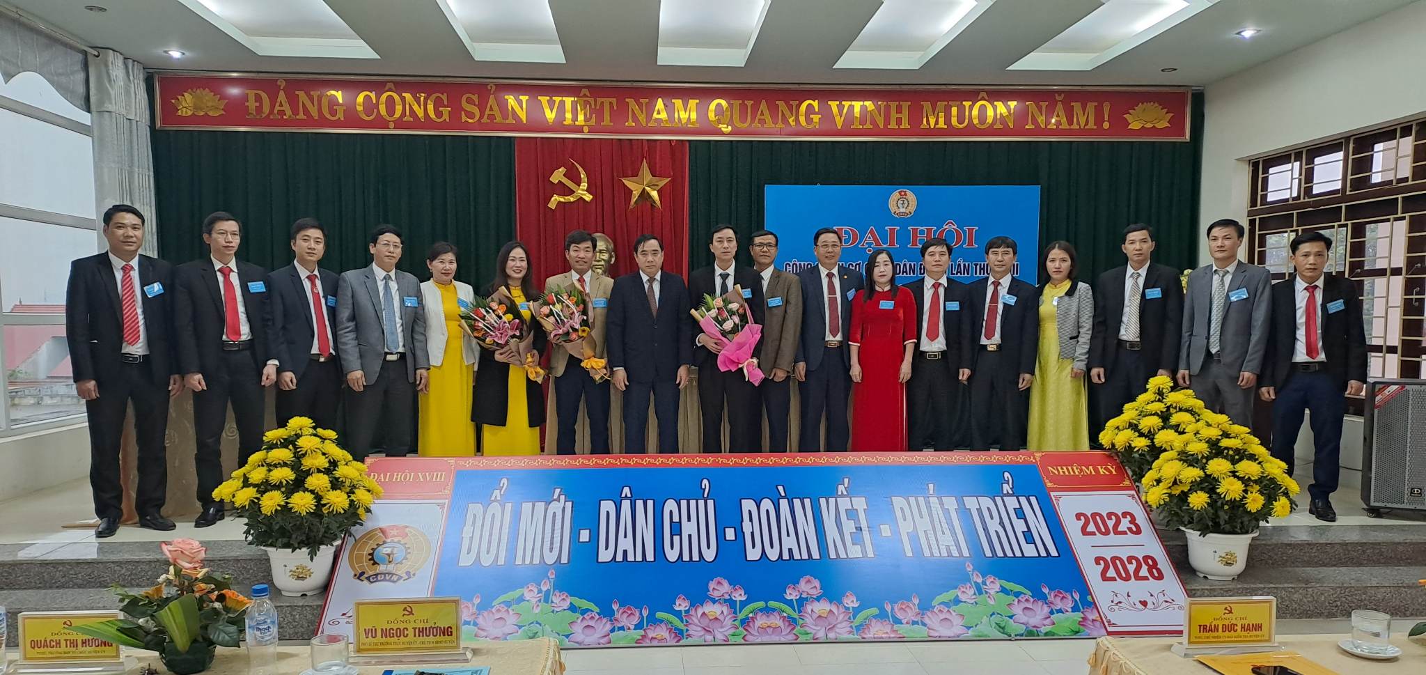 Các đồng chí lãnh đạo huyện chúc mừng BCH khóa mới.