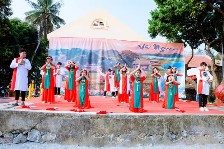 Một số hình ảnh tiết mục văn nghệ tại lễ hội truyền thống đền Hổ Bái năm 2023