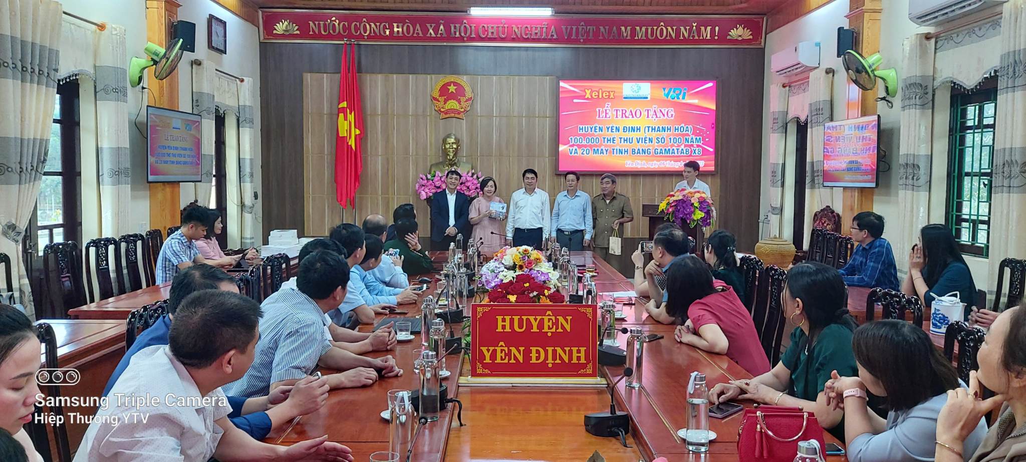 Đại diện lãnh đạo các Công ty cổ phần truyền thông đối ngoại Việt Nam, Công ty cổ phần tập đoàn Hành trình Kim Cương và Công ty cổ phần công nghệ Xelex trao tặng huyện Yên Định 100.000 thẻ thư viện số 100 năm và 20 máy tính bảng Gamatab X8 cho học sinh nghèo vượt khó xã Yên Thọ.