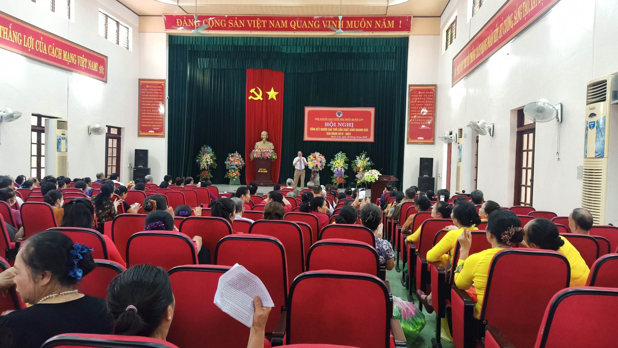Toàn cảnh hội nghị.