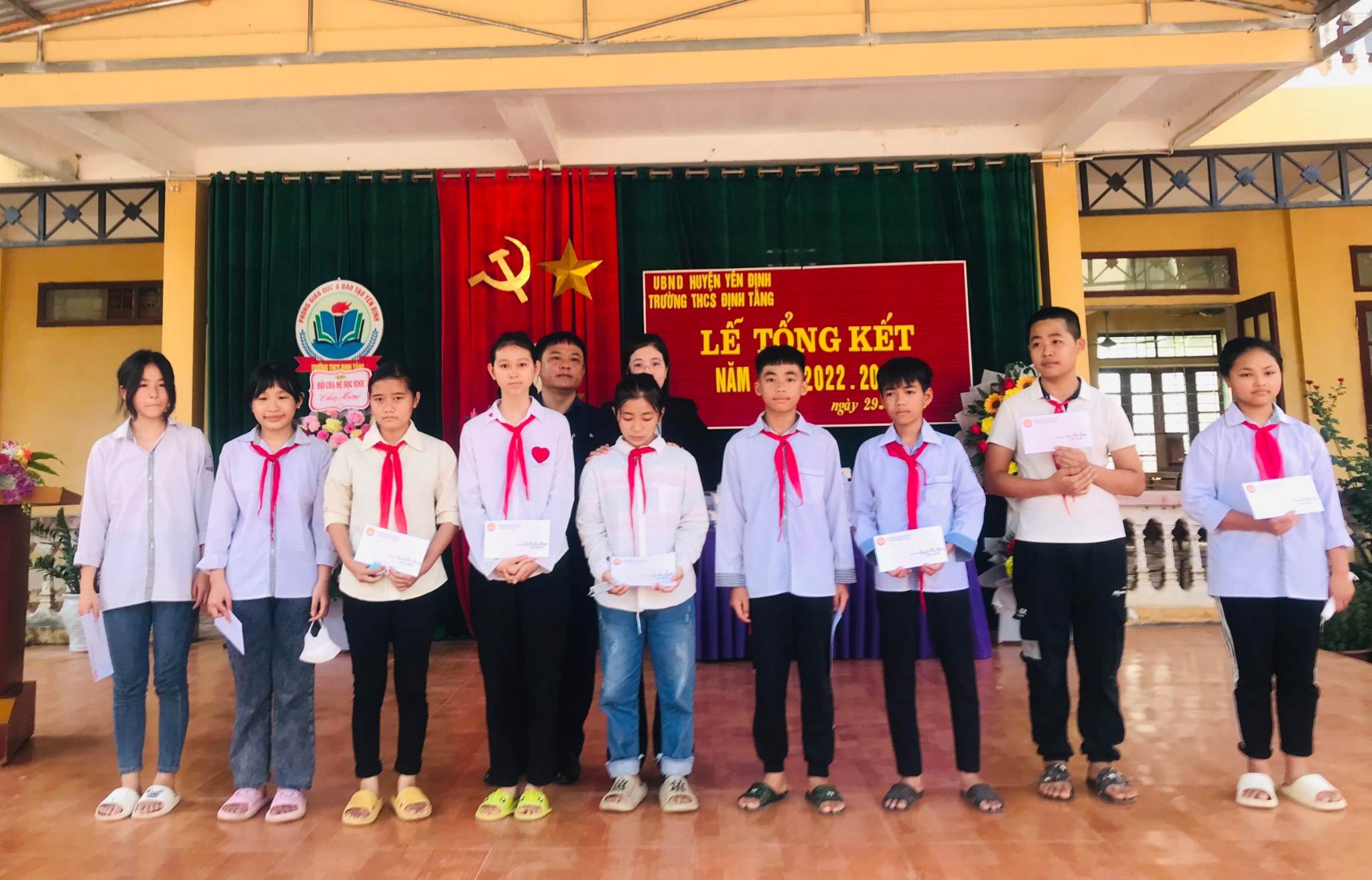 Một số hình ảnh đại diện cho Đảng ủy- UBND- MTTQ, các đoàn thể và các Mạnh thường quân trong xã khen thưởng cho các em học sinh từ bậc học Mần Non- Tiểu Học- THCS có thành tích cao trong học tập.