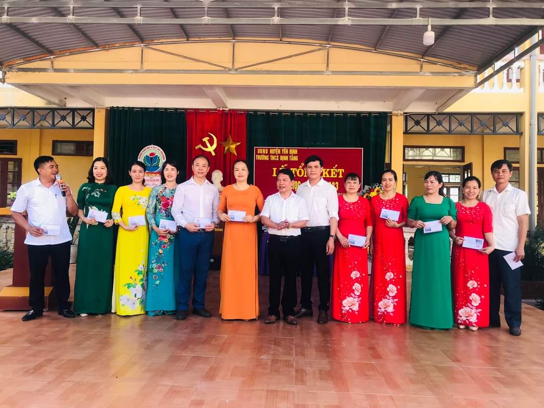 Một số hình ảnh đại diện cho Đảng ủy- UBND- MTTQ, các đoàn thể và các Mạnh thường quân trong xã khen thưởng cho các thầy cô giáo từ bậc học Mần Non- Tiểu Học- THCS có thành tích cao trong giảng dạy. và học tập