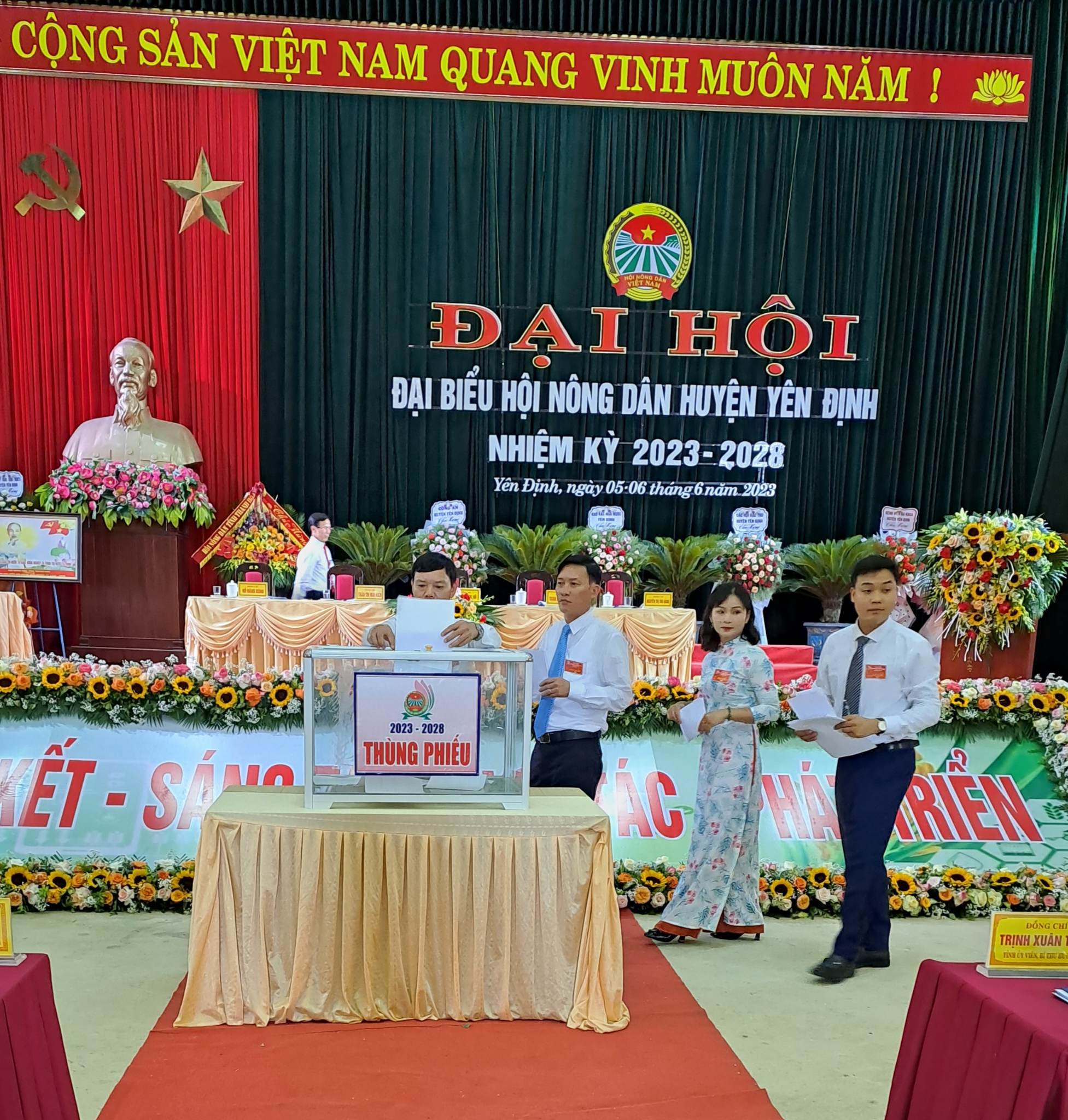 Các đại biểu bỏ phiếu bầu BCH khóa mới.