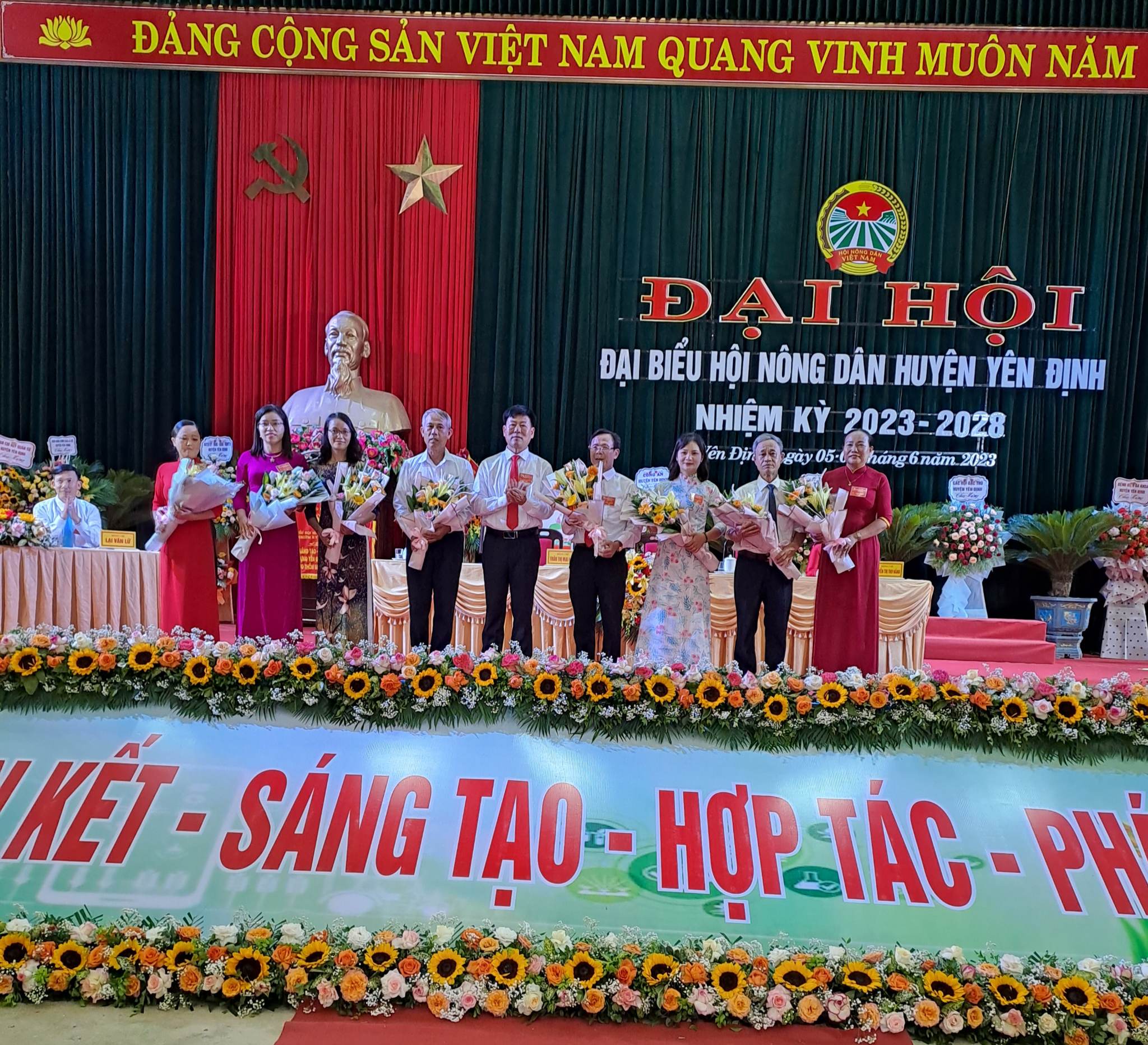 Đại hội tặng hoa chúc mừng các đồng chí trong BCH cũ.