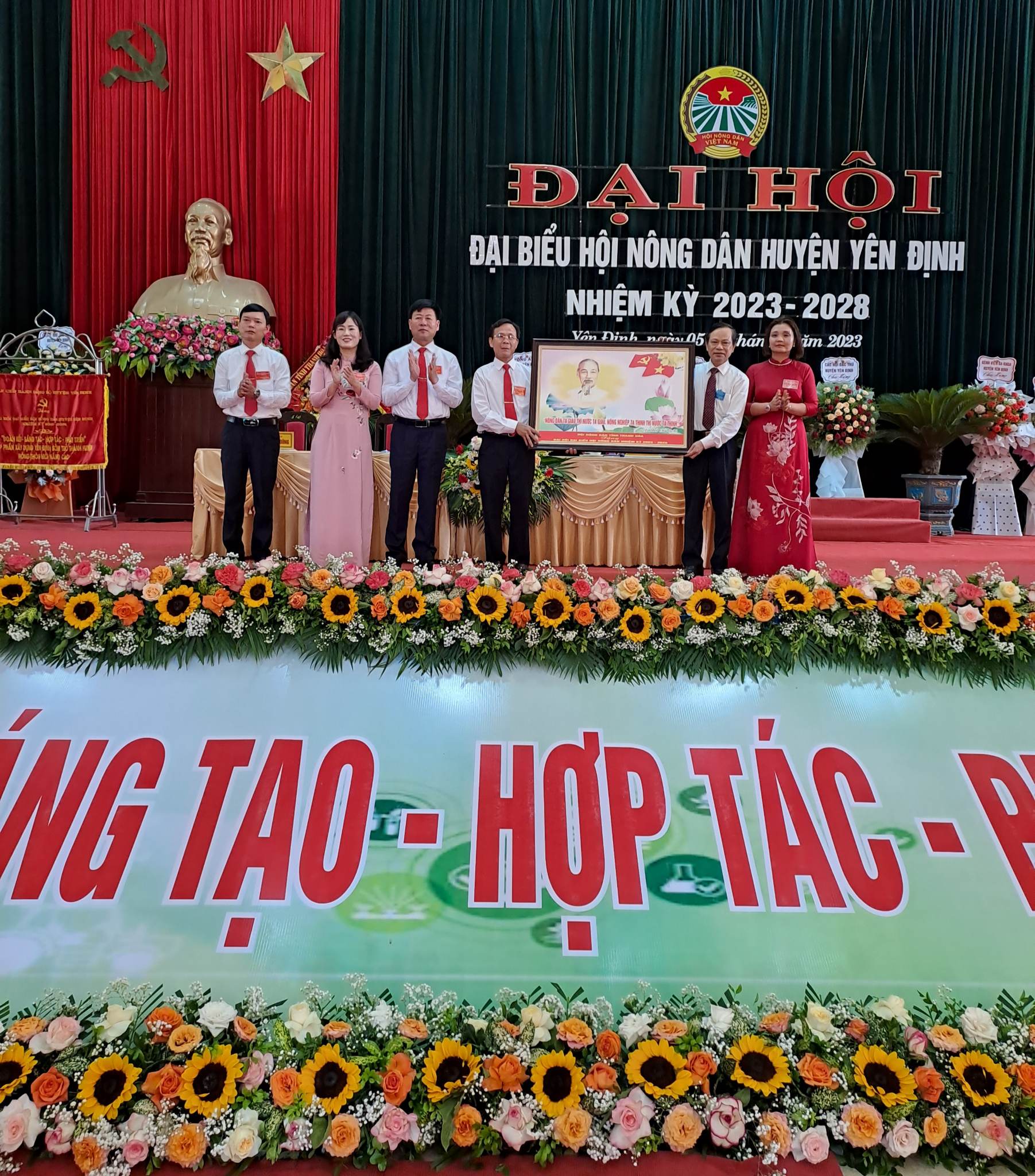 Nhân dịp đại hội, thay mặt Hội Nông Dân Tỉnh và Đồng chí Bí thư Huyện ủy Trịnh Xuân Thúy, thay mặt Huyện ủy- HĐHD- UBND- UBMTTQVN huyện chúc mừng Đại hội