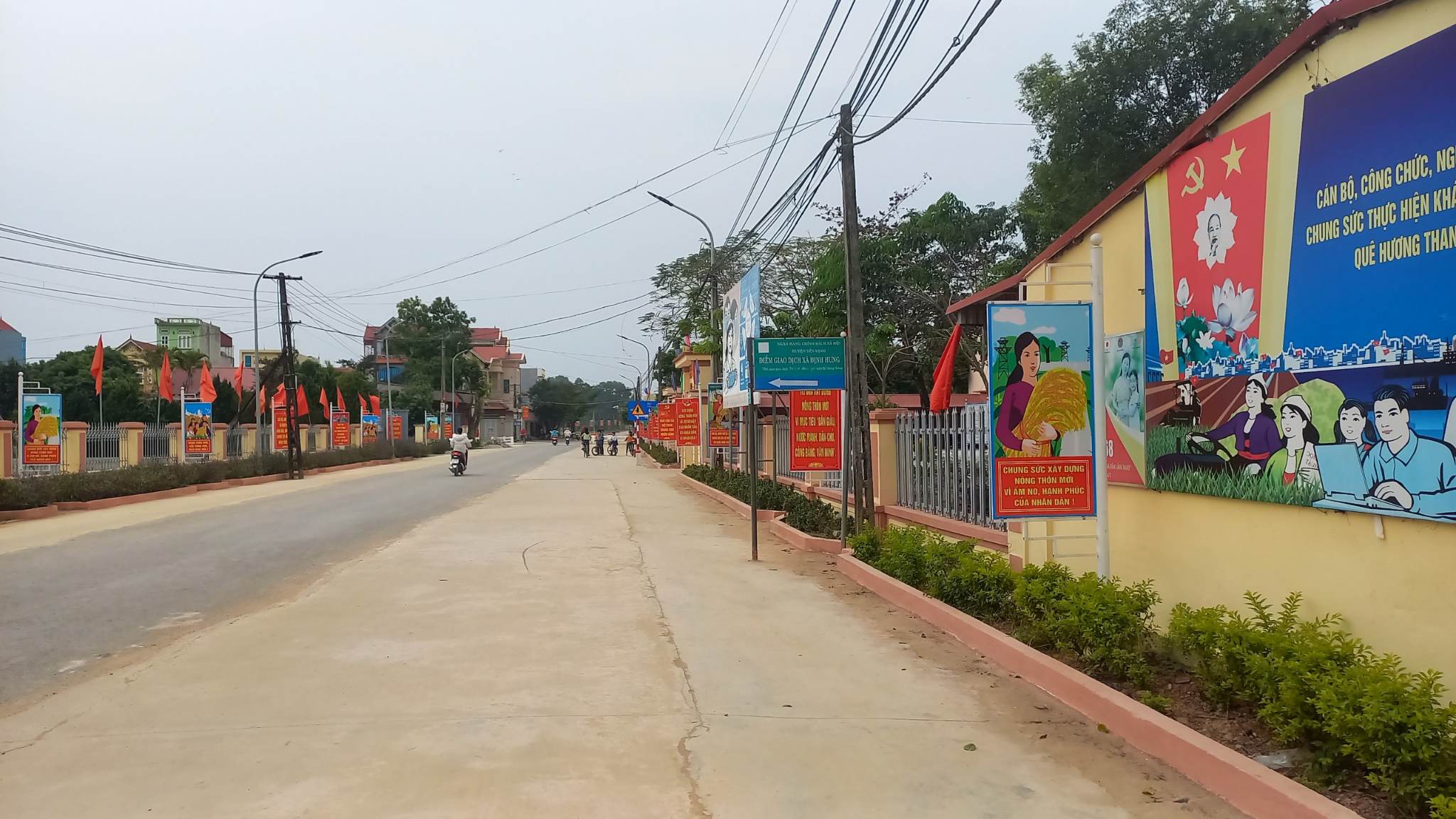 Đến nay xã Định Hưng có 100% tuyến đường liên xã, các đường trục thôn, ngõ xóm, đường trục chính nội đồng được cứng hóa, nhựa hóa và bê tông hóa.