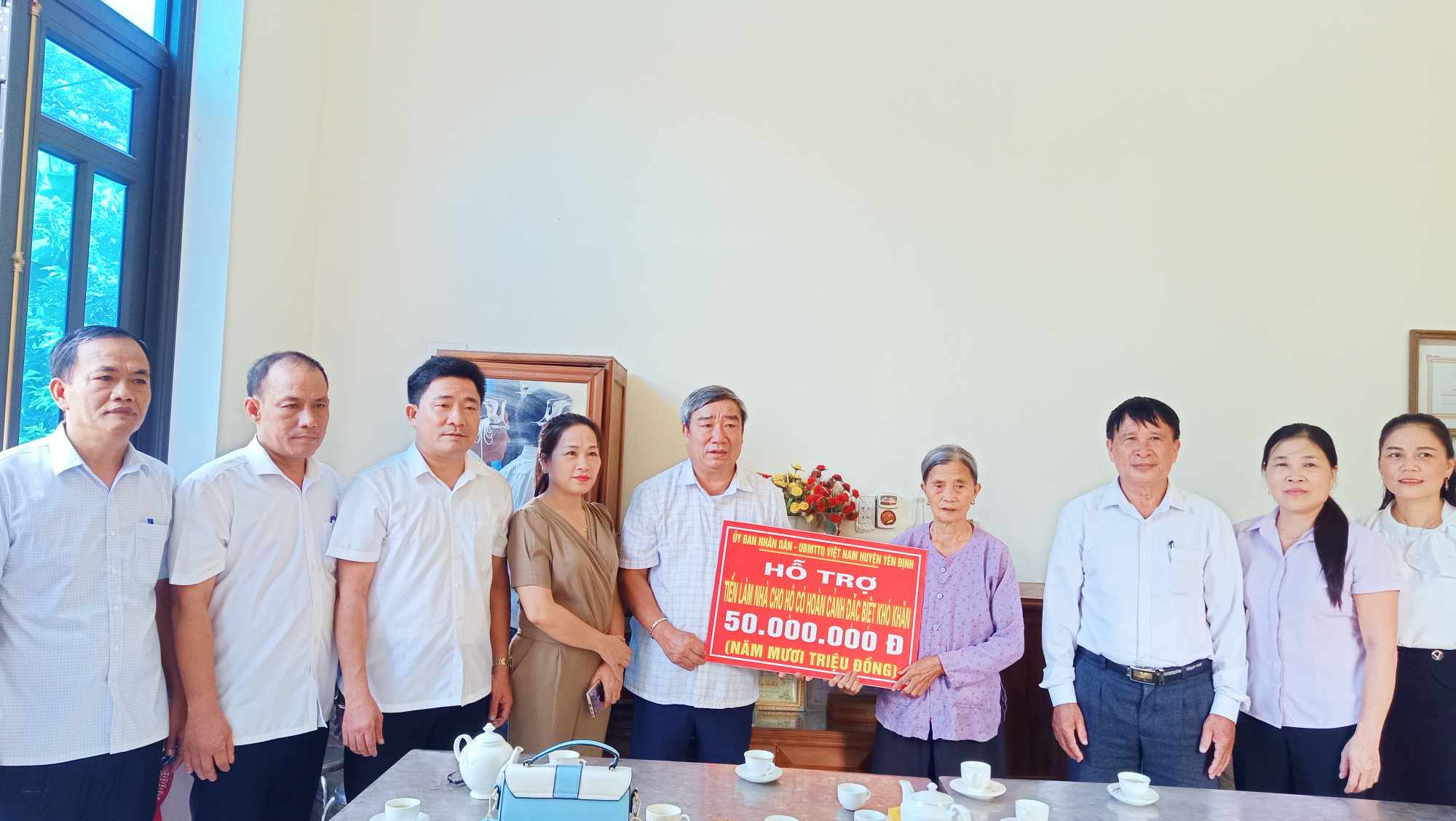 Đoàn đến trao tiền hỗ trợ làm nhà cho gia đình bà Đặng Thị Chỉ thôn Thung Thôn xã Định Hòa