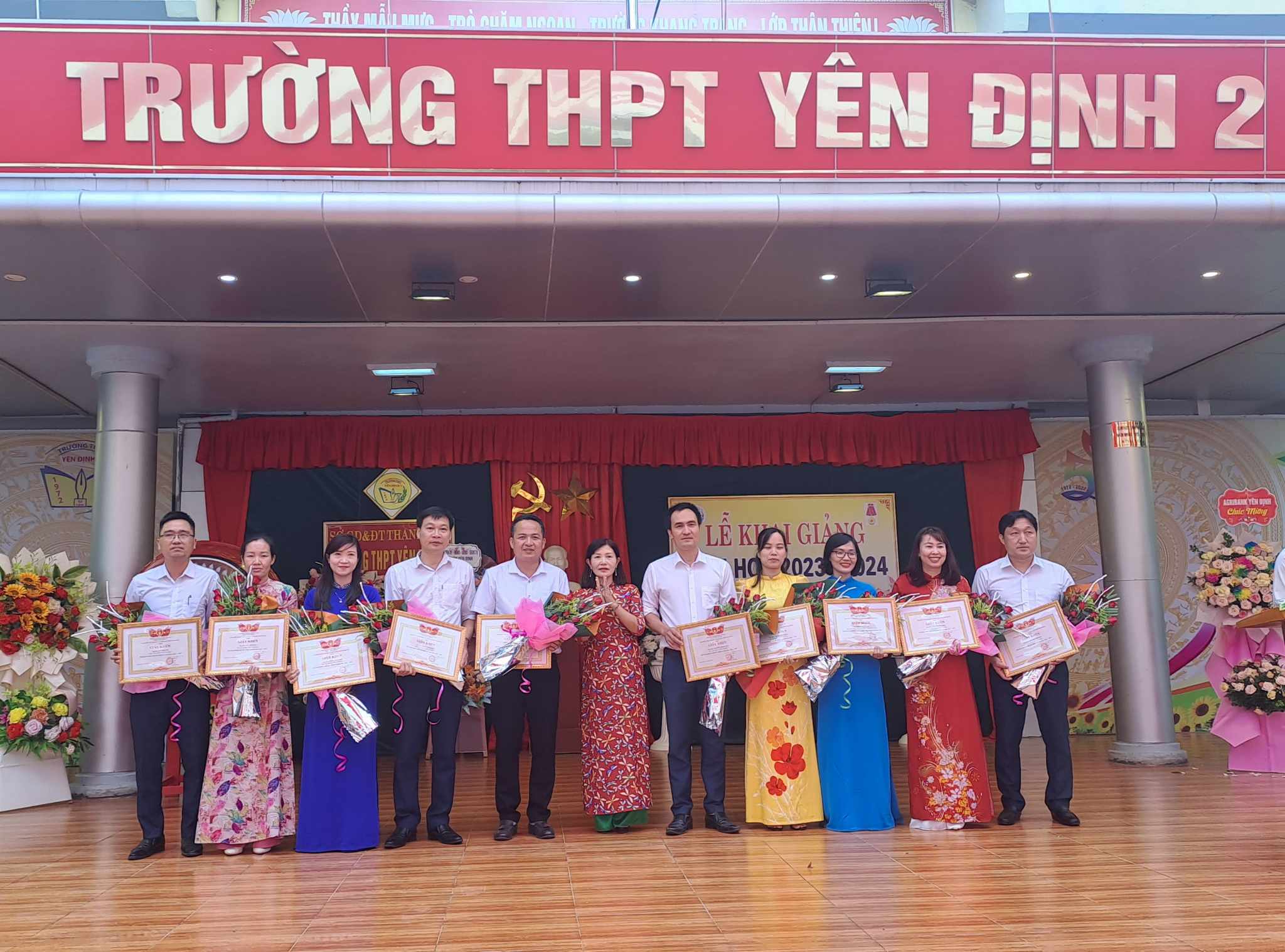 Một số hình ảnh khen thưởng tại buổi lễ.