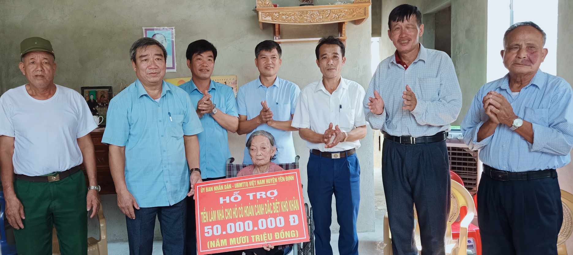 Đoàn đến trao tiền hỗ trợ làm nhà ở cho gia đình bà Nguyễn Thị Kỳ, thôn Phú Cẩm xã Định Tăng.