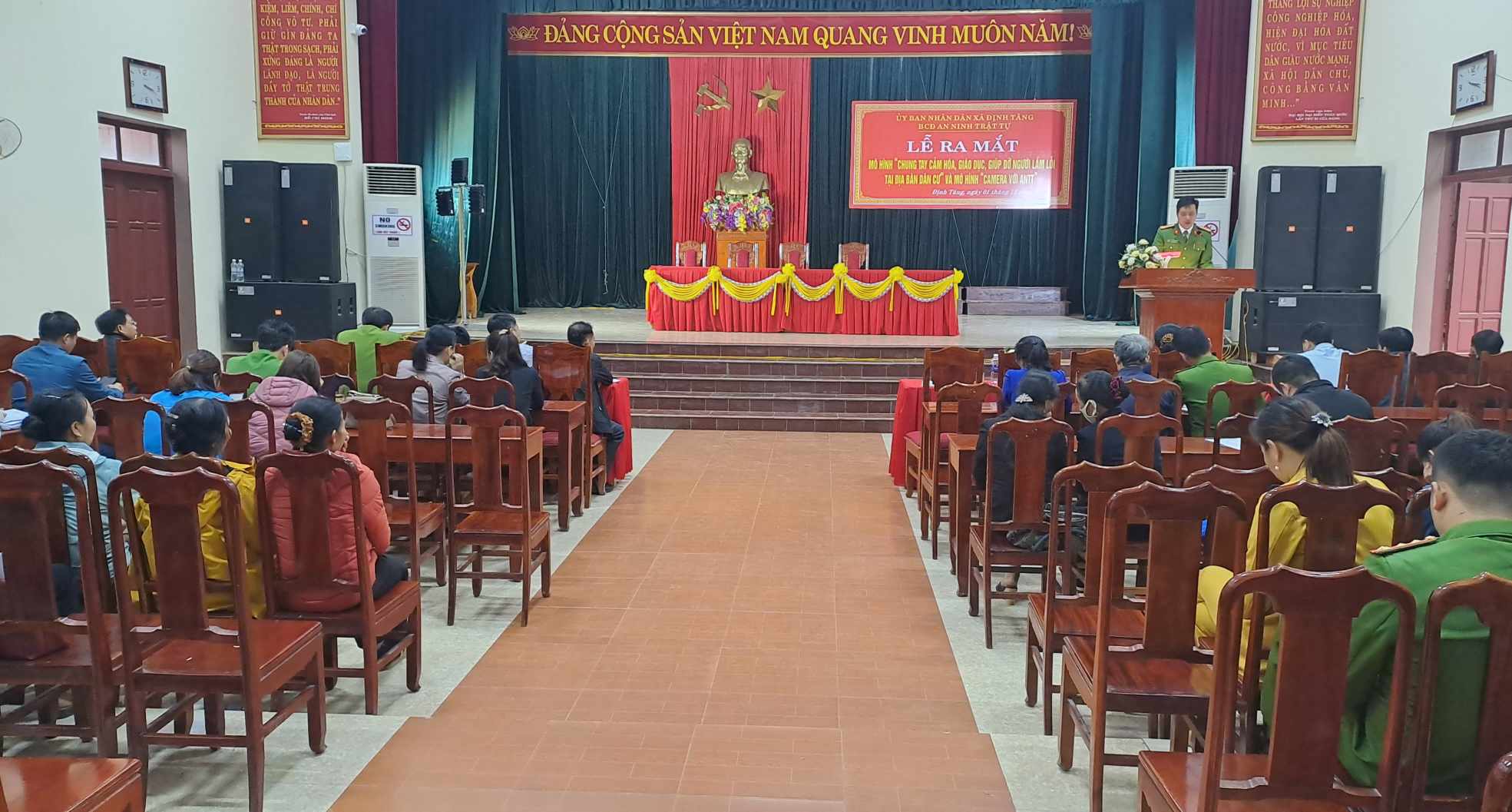 Toàn cảnh lễ ra mắt.