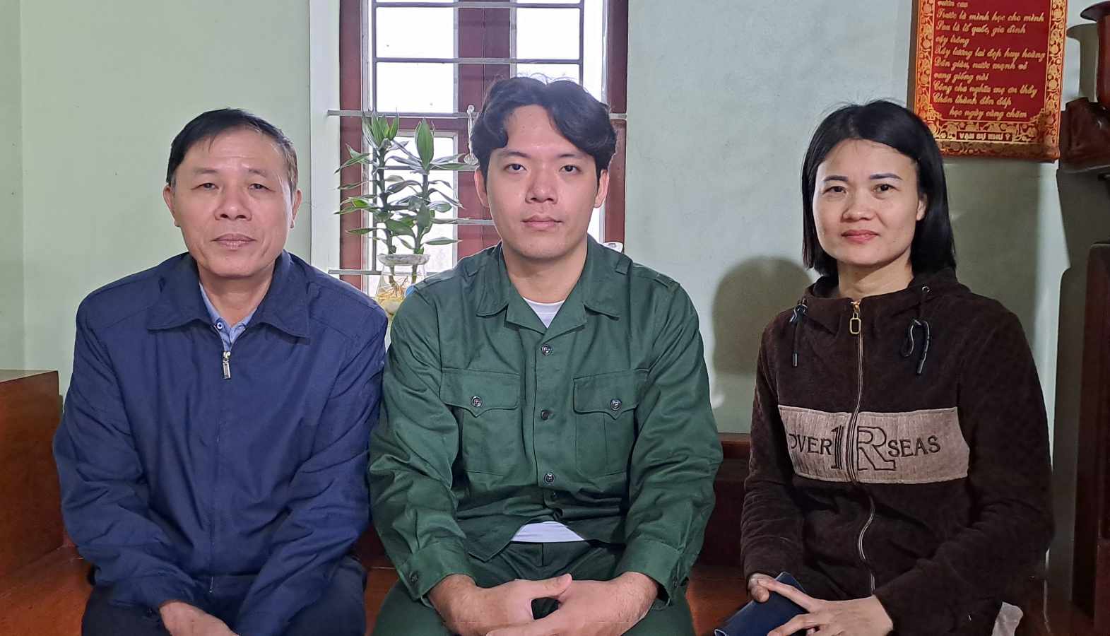 Bố mẹ em Khánh hoàn toàn ủng hộ và rất mừng khi con biết giữ gìn và phát huy truyền thống gia đình, xác định trách nhiệm thiêng liêng với Tổ quốc.