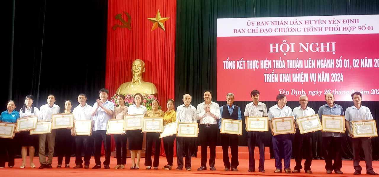 Đại diện các đồng chí lãnh đạo huyện, lãnh đạo ngân hàng Agribank khen thưởng tại hội nghị.