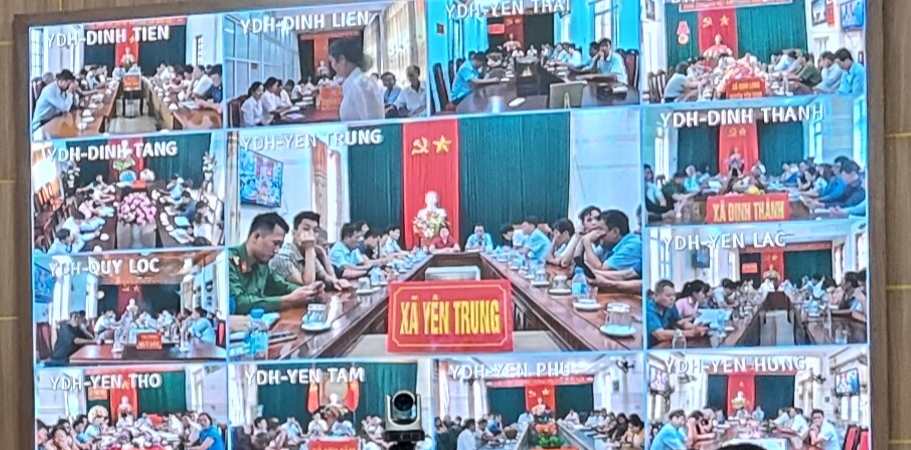 Đại biểu tham dự tại điểm cầu các xã, thị trấn.