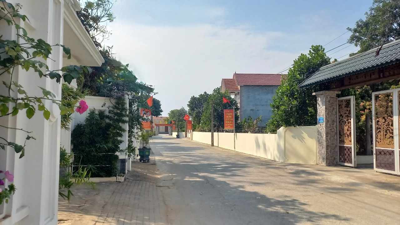 Đường giao thông nông thôn được đầu tư xây dựng kiên cố.