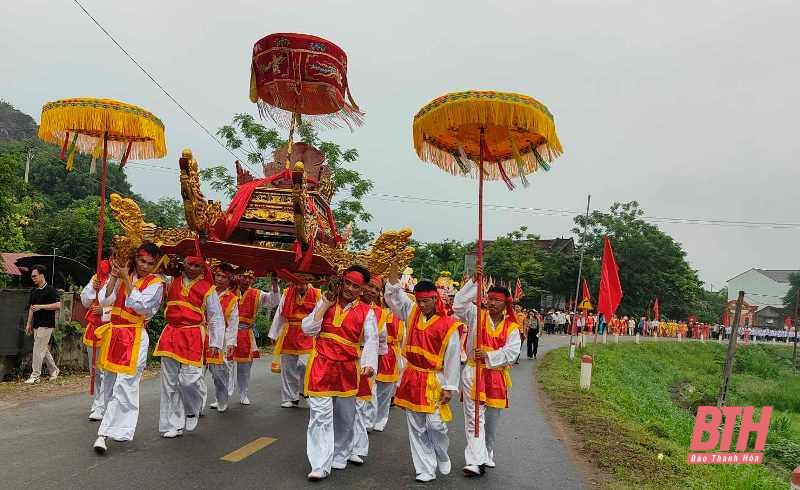 Lễ rước thần Đồng Cổ từ Đình làng về Đền - Lễ hội đã được Bộ VH,TT&DL công nhận Di sản văn hoá phi vật thể quốc gia.
