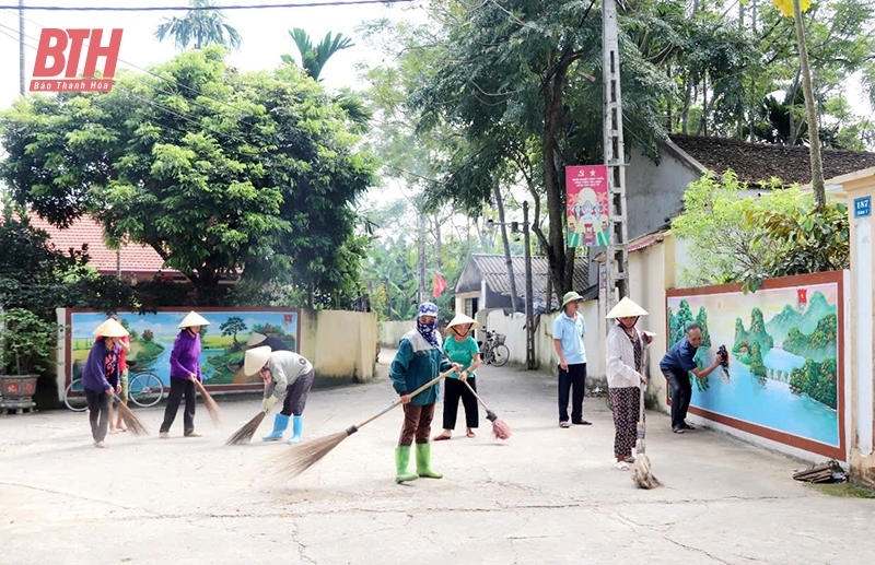 Nhân dân xã Định Hải tích cực dọn vệ sinh môi trường.